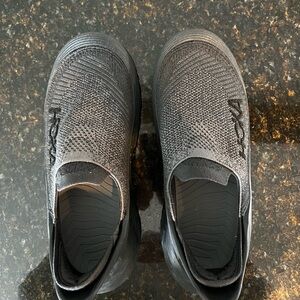 HOKA Men / Women U Restore M9 W10